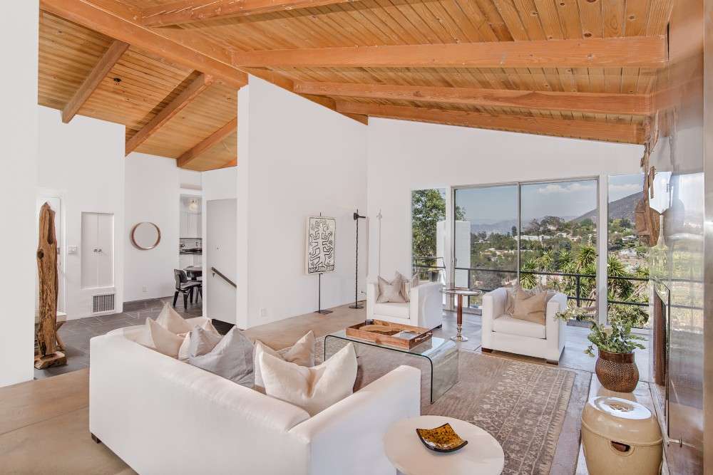 6900 Woody Trail